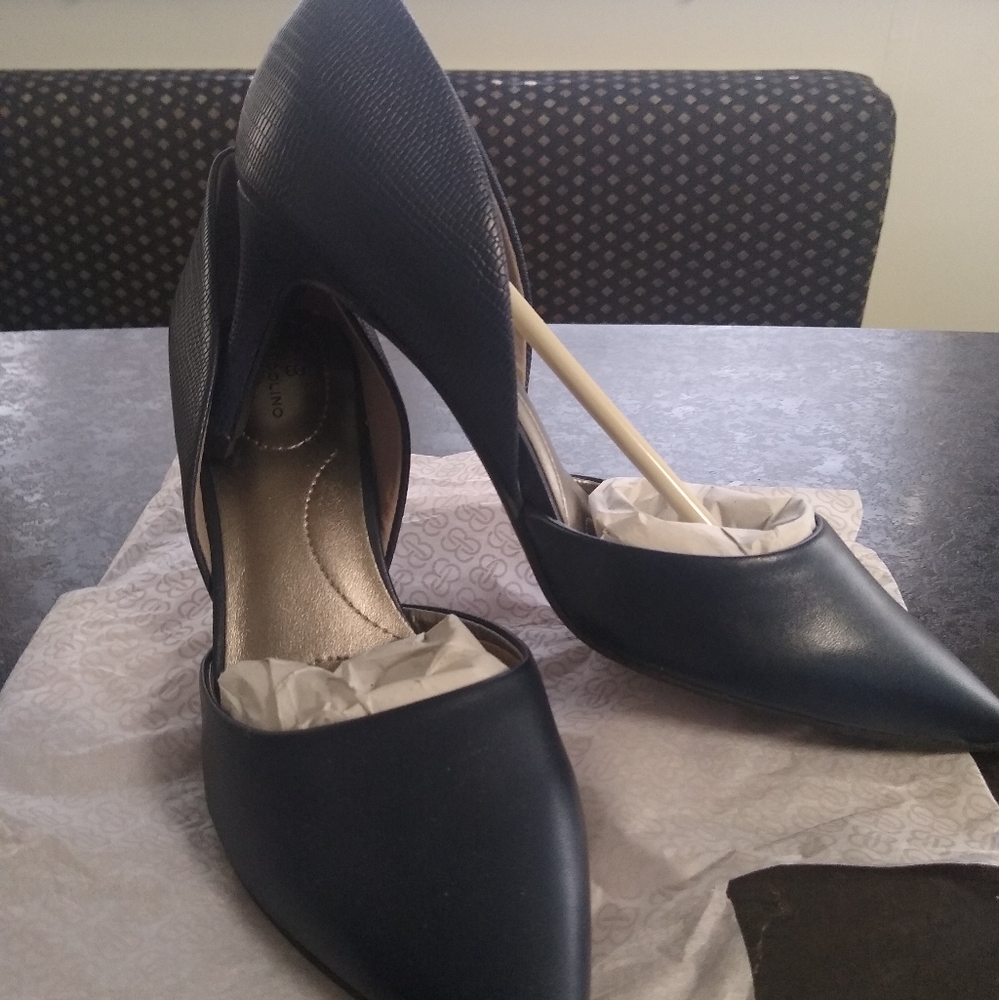 NWT Bandolino Navy Pumps